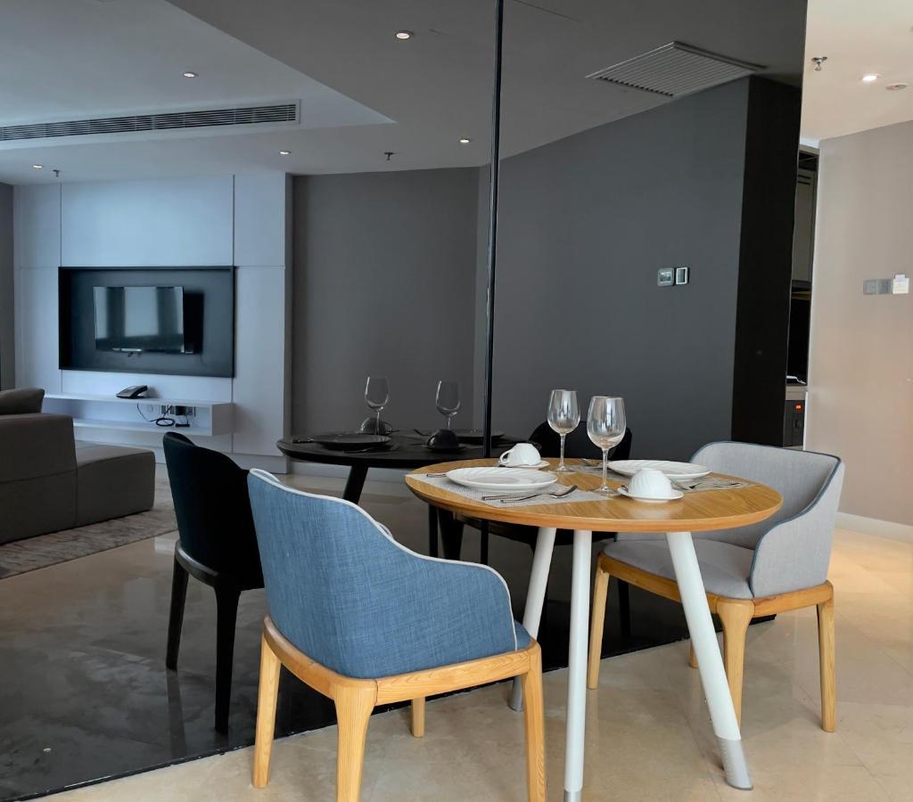 Fraser Place Puteri Harbour Nusajaya  Bagian luar foto A dining room in a condominium