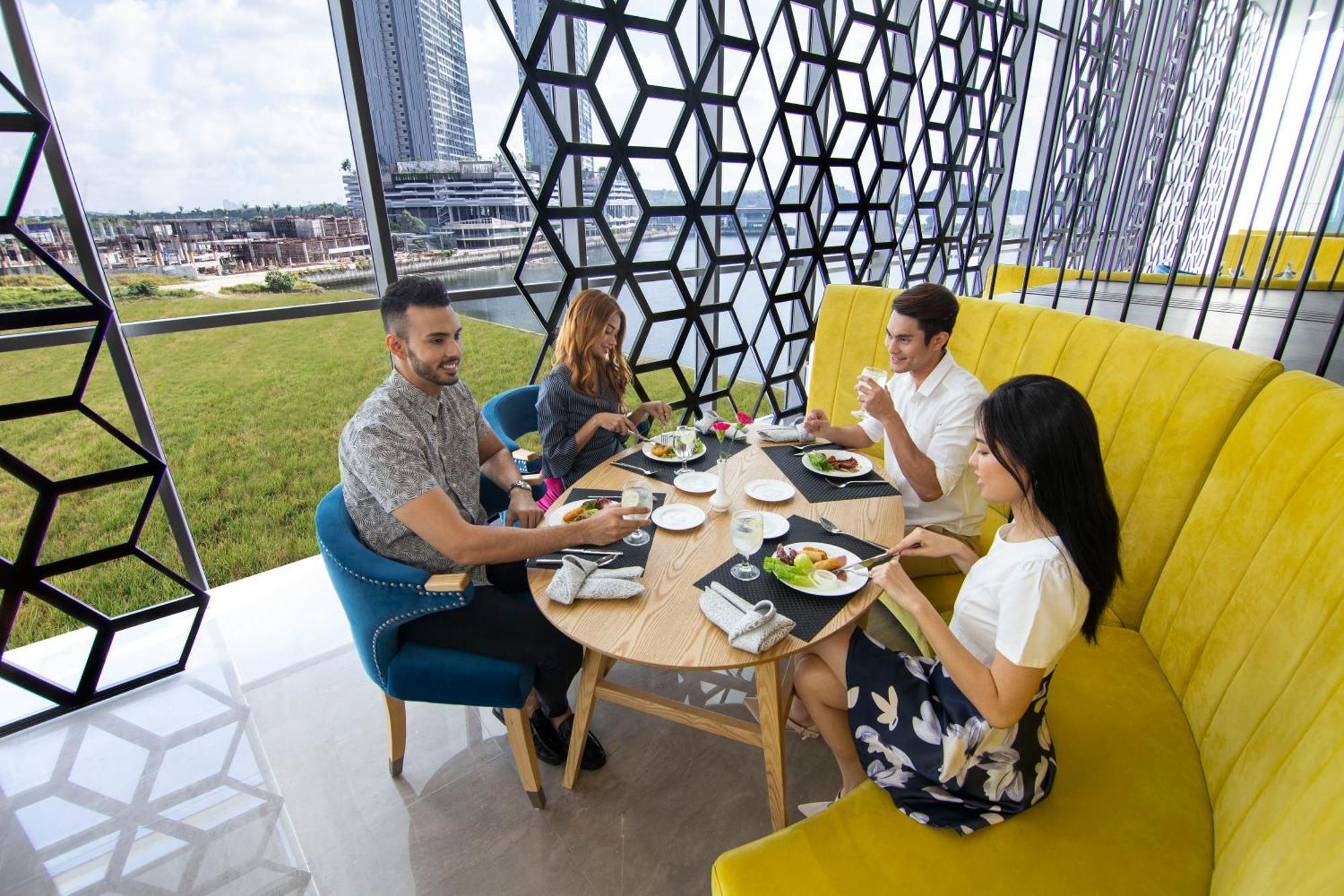 Fraser Place Puteri Harbour Nusajaya  Bagian luar foto Sky Bar