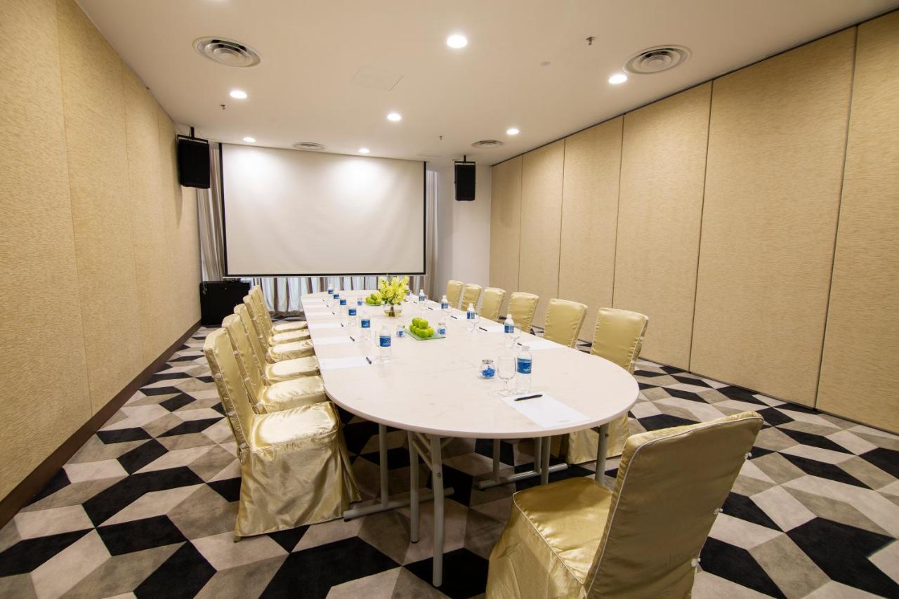 Fraser Place Puteri Harbour Nusajaya  Bagian luar foto Meeting room